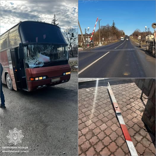 Водій автобуса зніс шлагбаум на залізничному переїзді