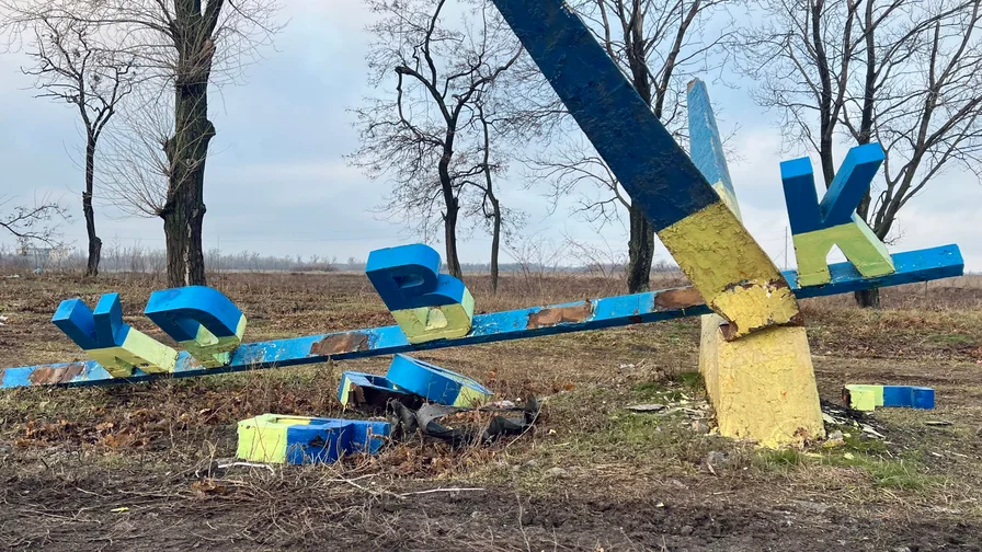 На в’їзді в Покровськ зруйнували стелу