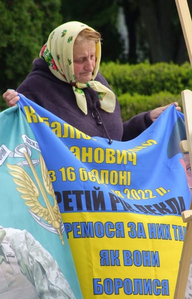 На Тернопільщині в одному з містечок організували акцію, щоб підтримати сім’ї полонених (фото)