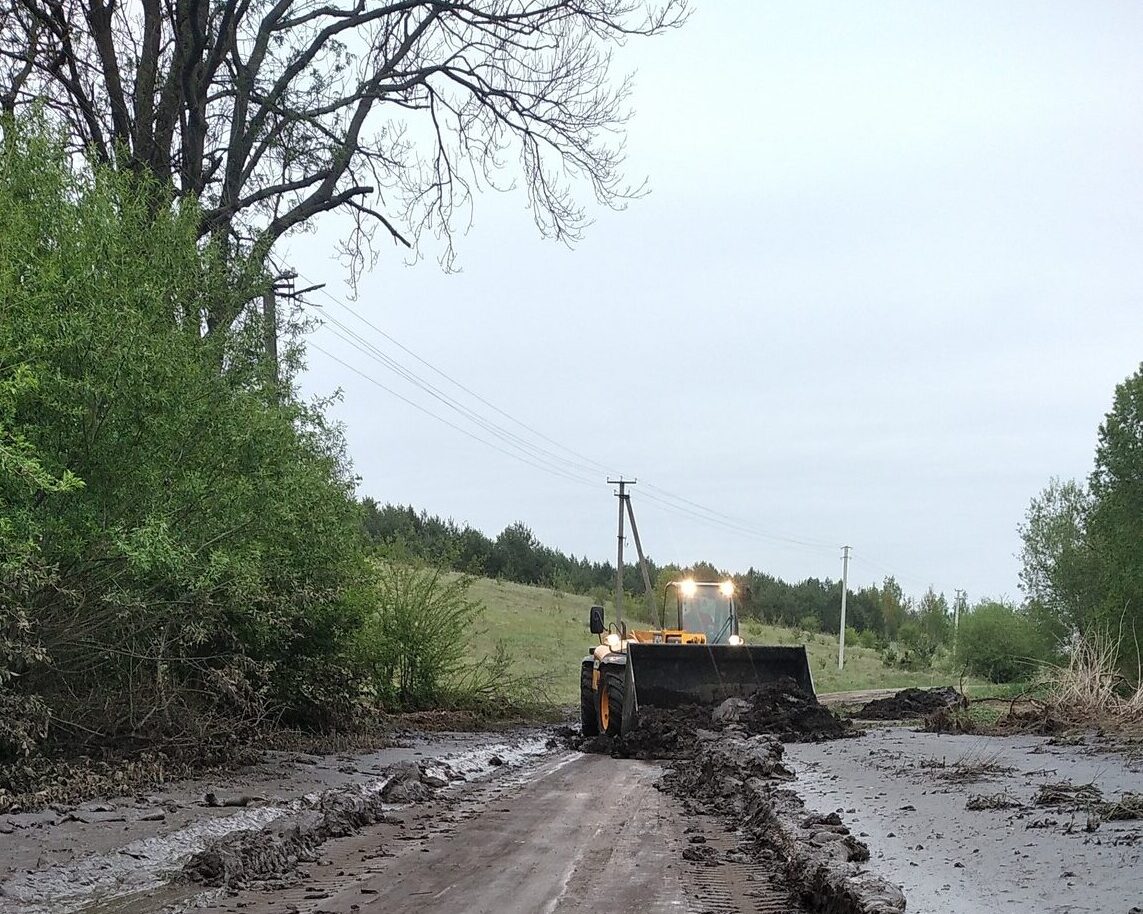 Негода відрізала село Лопушани на добу: фермери відновили проїзд