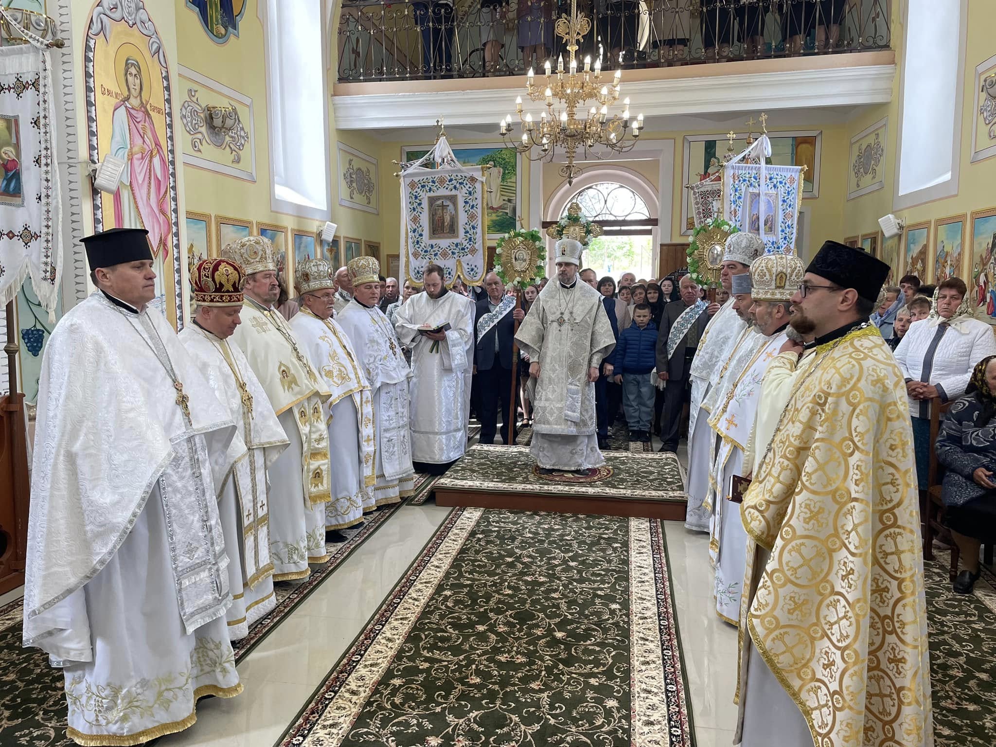 Багато священників та Владика Нестор: як на Тернопільщині освятили церковний престол