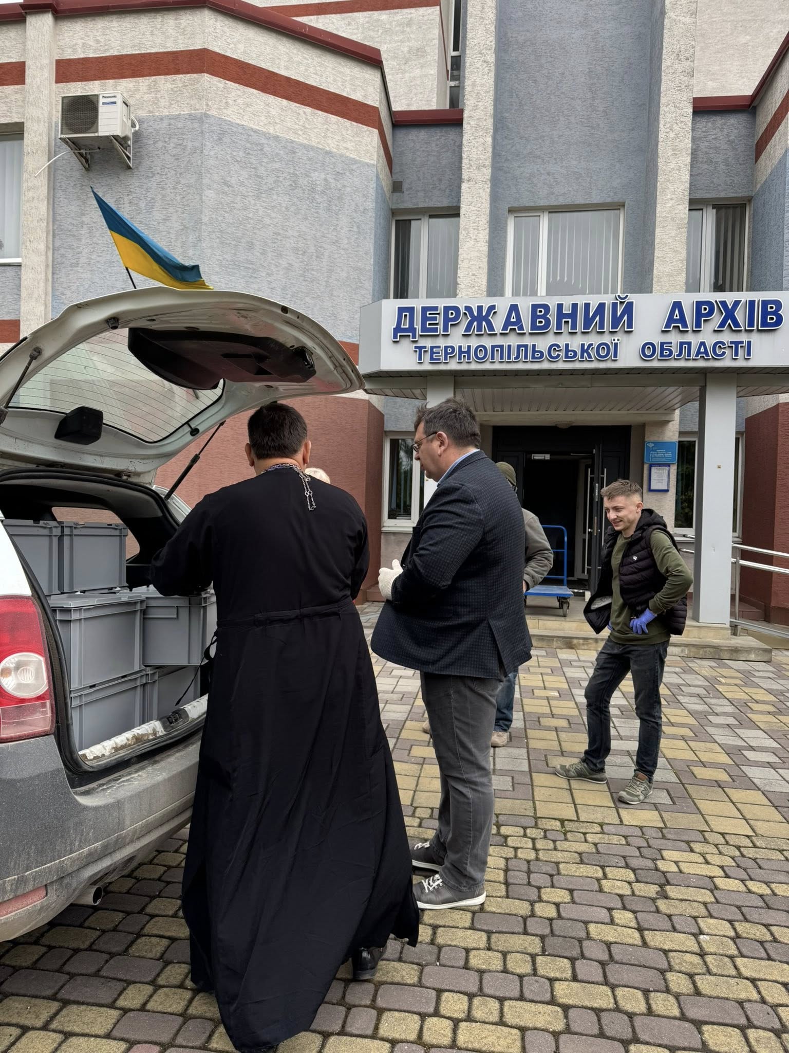 У селі на Тернопільщині знайшли та передали до архіву старі церковні записи