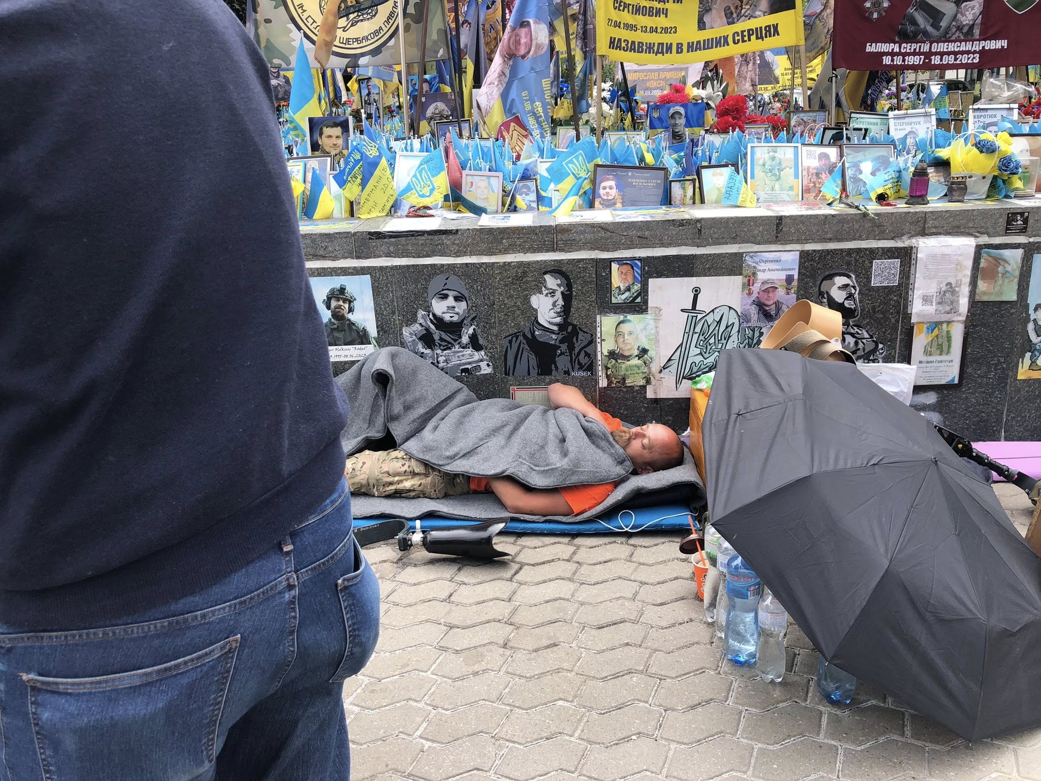 У Києві на Майдані Незалежності голодує ветеран ЗСУ з протестом щодо організації військових поховань (фото)