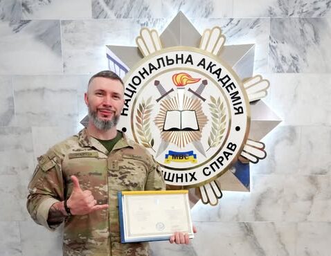 Віталій Марків — боєць, який повернувся з італійської в’язниці, став випускником Нацакадемії МВС (фото)