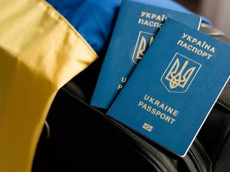 Уряд спростив процедуру оформлення паспортів для українських чоловіків за кордоном
