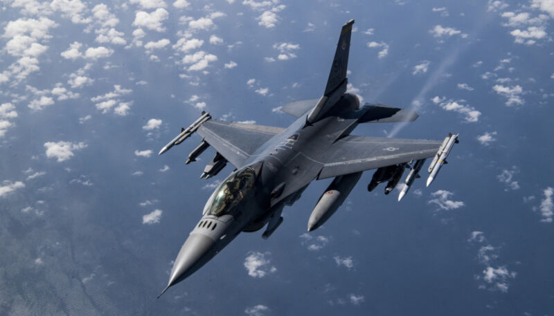 У Чехії відкриють школу для українських пілотів F-16