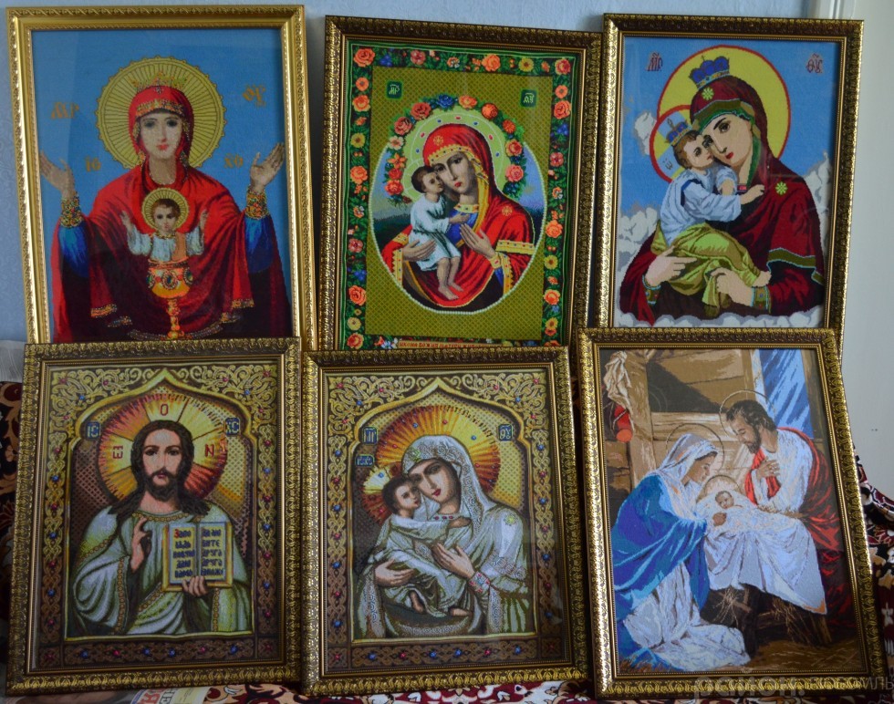У Борщеві відбулася виставка бісерних ікон “Моє світло у темряві” на честь загиблого захисника (фото)