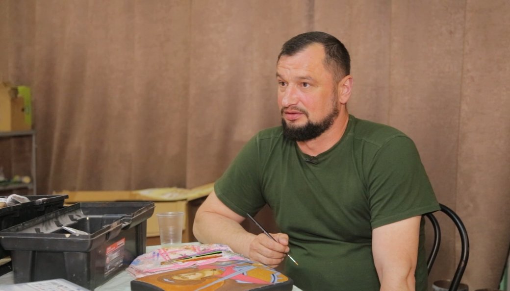 Капелан із Тернопільщини малює ікону архангела Михаїла на бронеплиті, яка під час обстрілу зупинила уламок і врятувала життя українському військовому