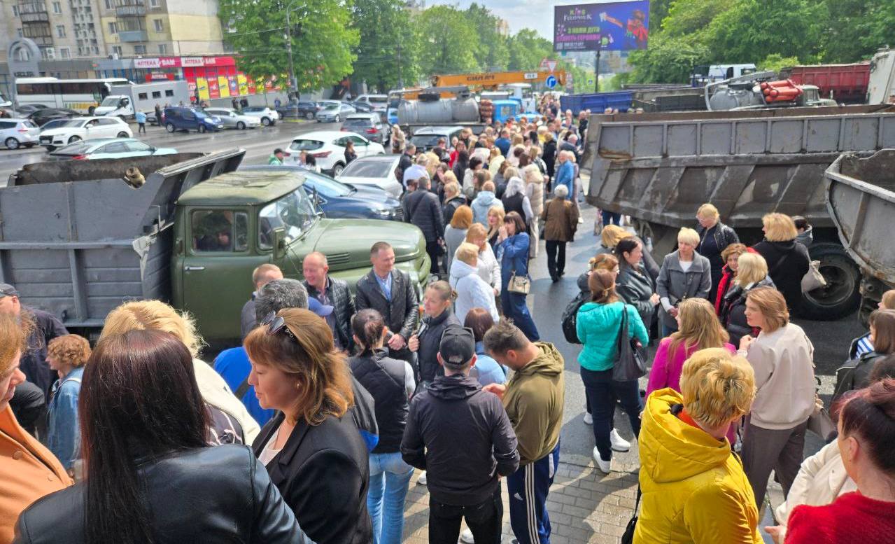 У Хмельницькому триває протест проти візиту митрополита УПЦ МП Онуфрія