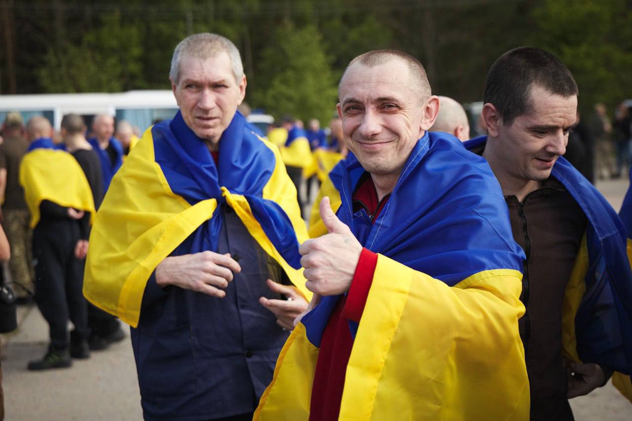 В Україну повернулися 390 військовополонених у рамках великого обміну