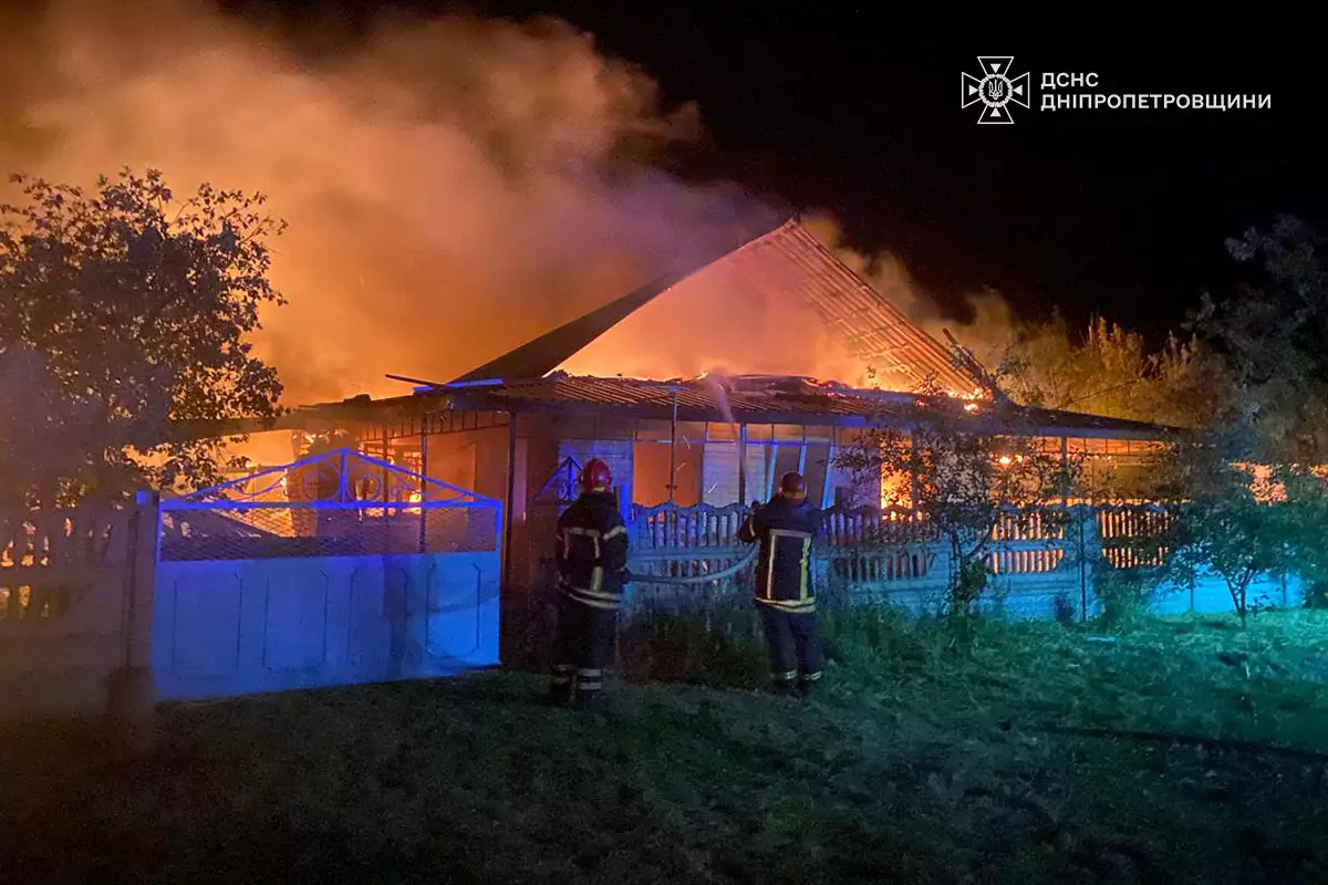 Унаслідок ворожої атаки на території Дніпропетровської області виникла пожежа, яку оперативно ліквідували рятувальники