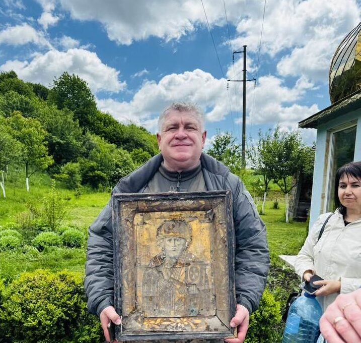 Паломник із Тернополя привіз до Монастириська ікону, яку передали з фронту (фото)