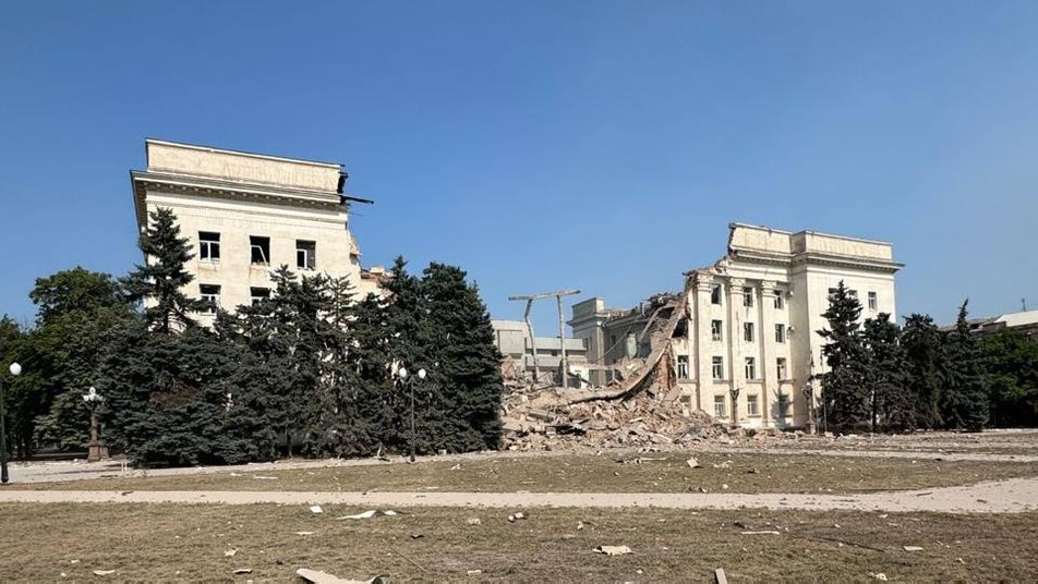 Російські війська знову атакували та пошкодили будівлю обласної адміністрації.