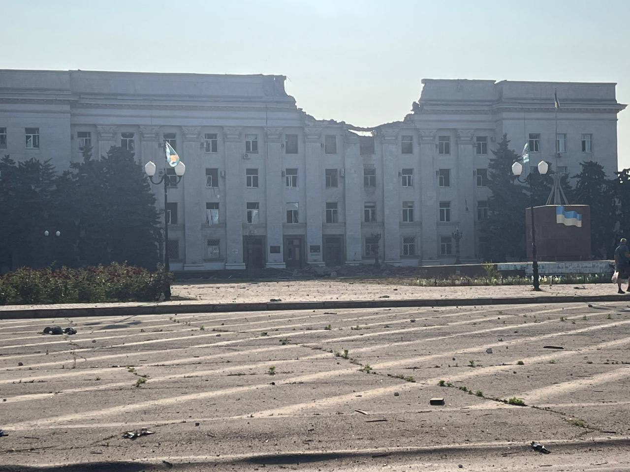Херсонська ОДА постраждала від удару: ракета влучила в будівлю вранці