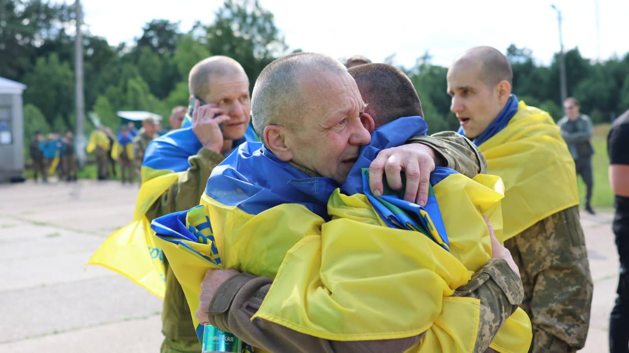 Україна провела ще один обмін полоненими — додому повертаються військові (фото)