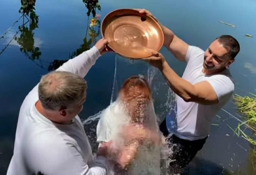 На Кременеччині відбулося святе водне хрещення в Церкві «Вода Життя»