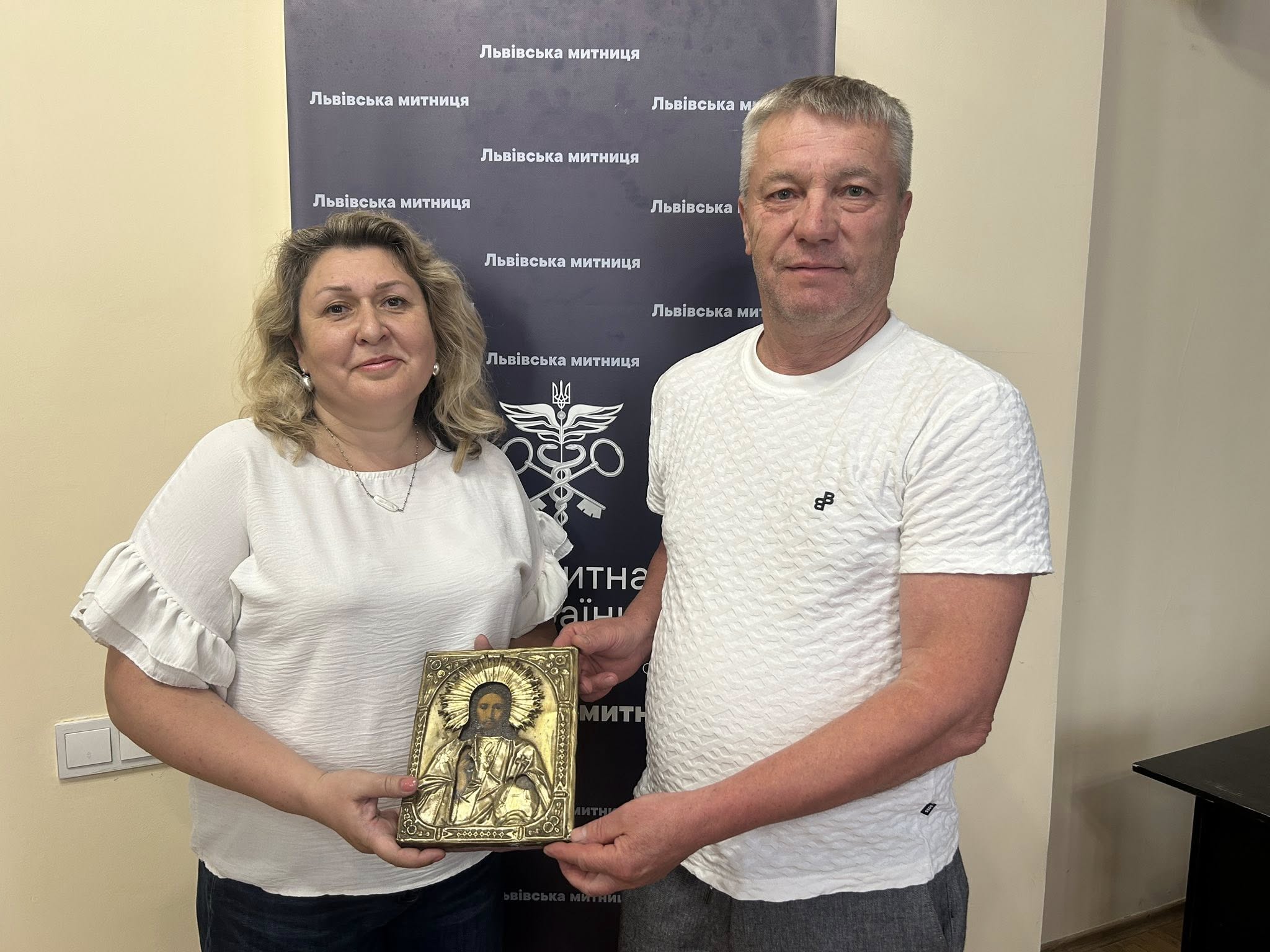 Унікальну ікону що намагалися незаконно вивезти, тепер зберігатимуть у Тернополі (фото)