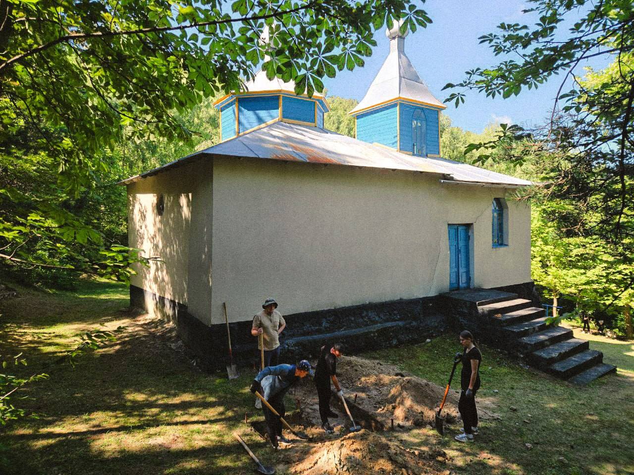 Під час розкопок біля каплиці під Кременцем виявили цінні артефакти XVII століття