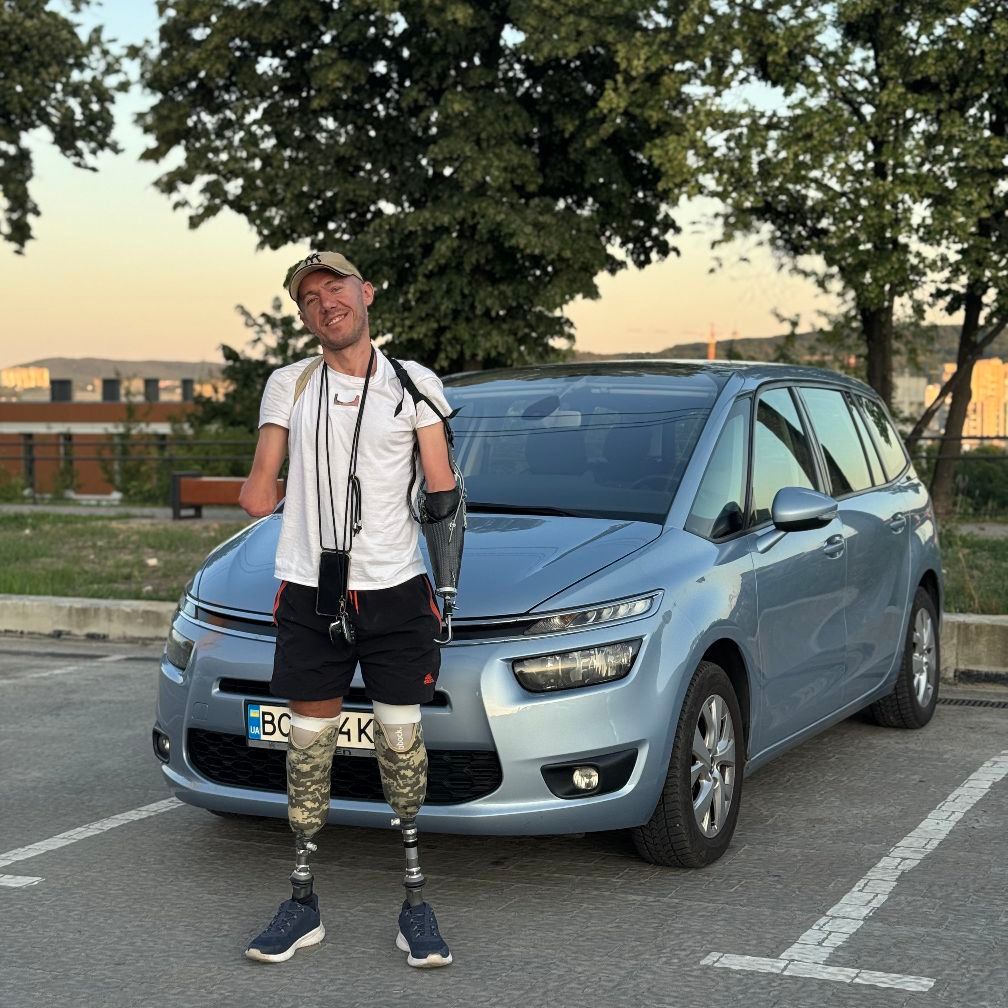Незламний ветеран без рук і ніг знову за кермом: історія Миколи Шота
