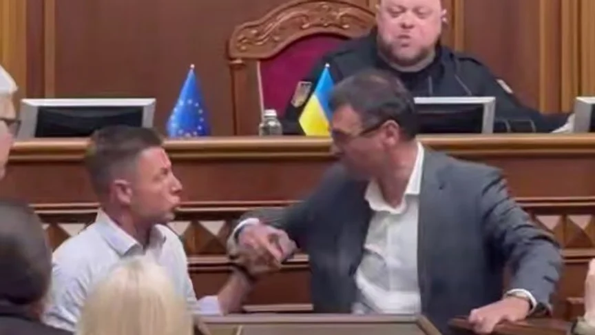 Блокування трибуни та штовханина у Верховній Раді — конфлікт між депутатами
