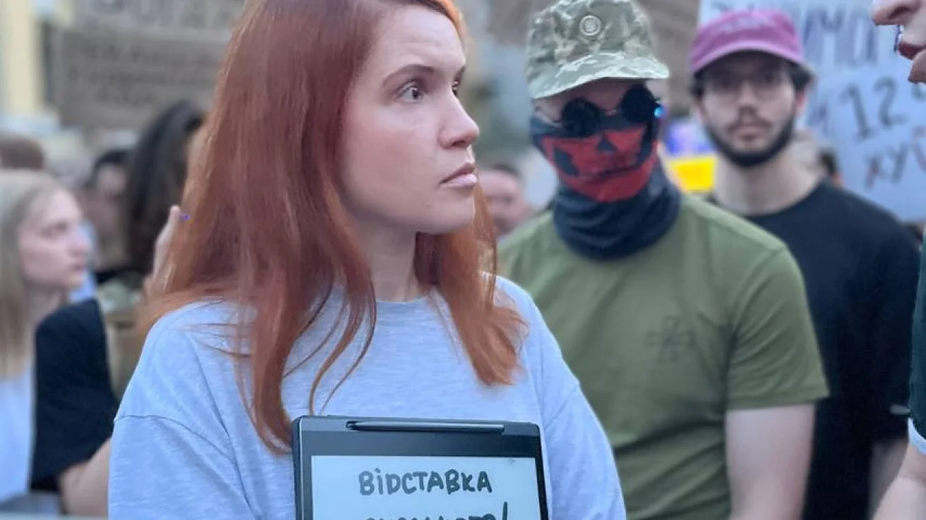 Мар’яна Безугла прийшла на мітинг проти закону про НАБУ і САП із табличкою «Відставка Сирського»
