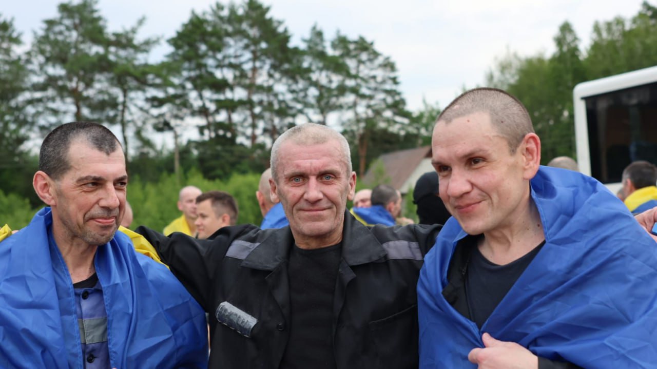 Черговий обмін полоненими: додому повернулися воїни з різних фронтів (фото)