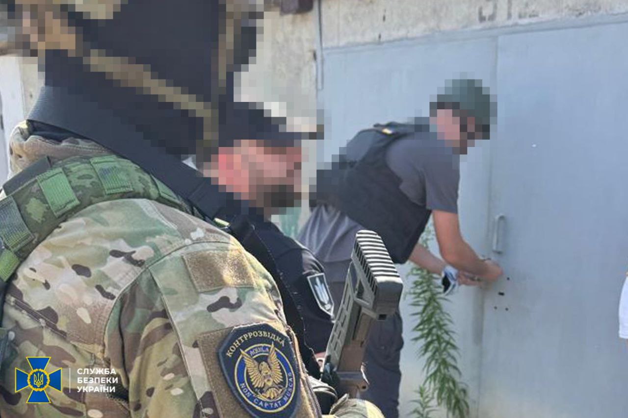 У Харкові СБУ та ДБР виявили схрон зброї, закладений російськими спецслужбами (фото)