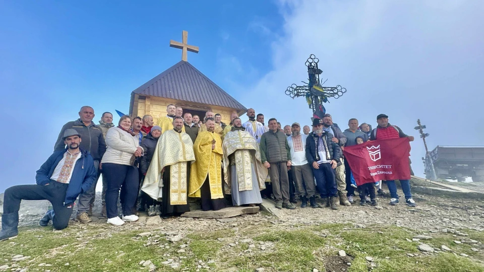 Викладач приватного університету збудував капличку на горі Петрос у Чорногірському заповіднику
