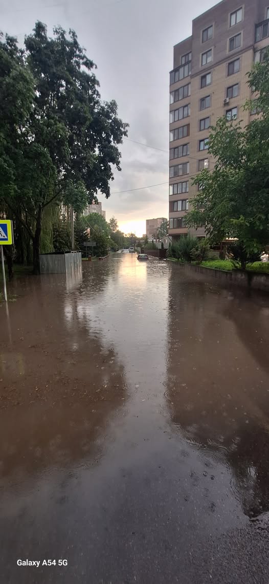 У Тернополі злива затопила вулиці та пошкодила майно
