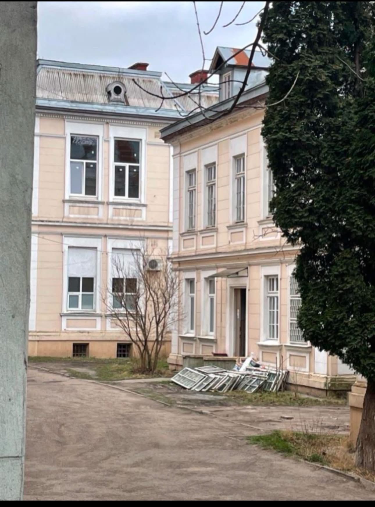 Львівська лікарня без дозволу замінила автентичні дерев’яні вікна і отримала штраф