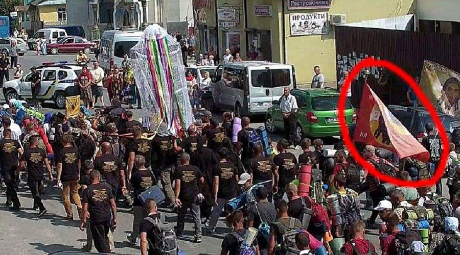 У хресному ході на Почаїв помітили прапори «ДНР»
