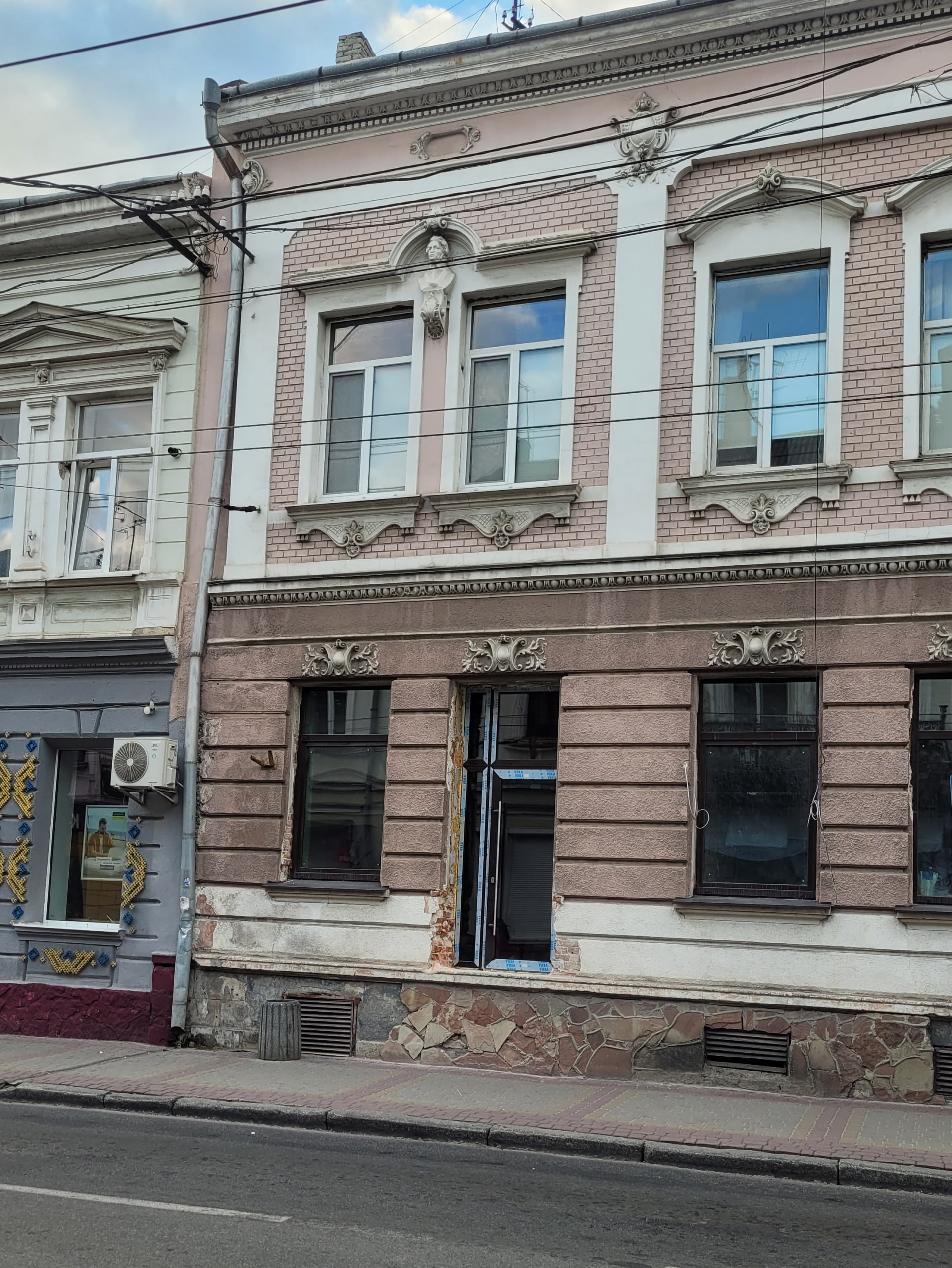 У центрі Тернополя руйнують історичний будинок