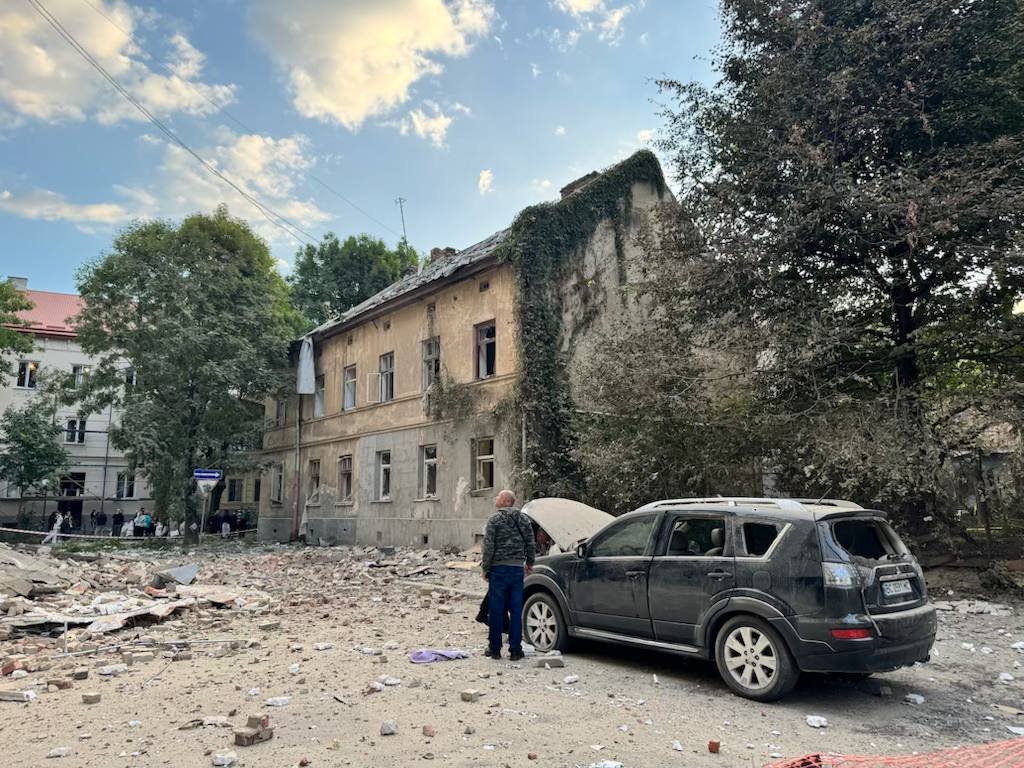 У Львові після нічної атаки пошкоджено десятки будинків, є постраждалі