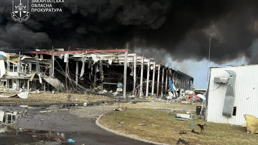 У Мукачеві вже понад добу гасять пожежу після обстрілу, постраждали 21 людина