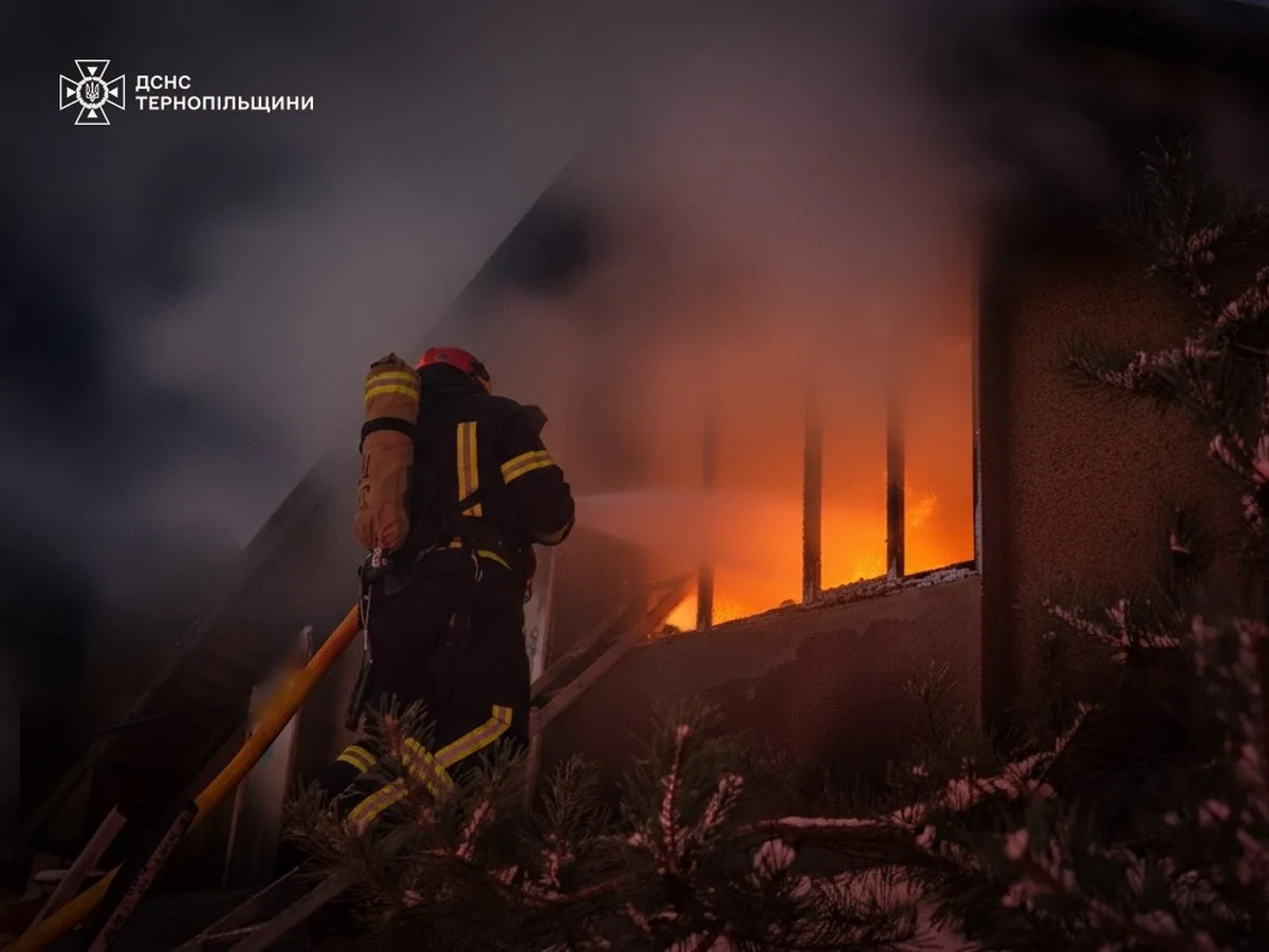 На Бережанщині чоловік виніс сусідку з палаючого будинку