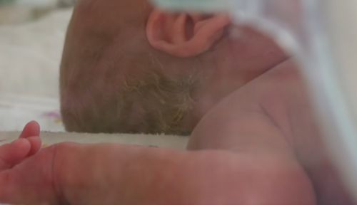 Медики розповіли про стан дівчинки, яку мама покинула у під’їзді багатоповерхівки Тернополя